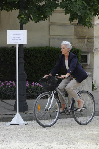 Politicians, celebrities promote 'green travel'