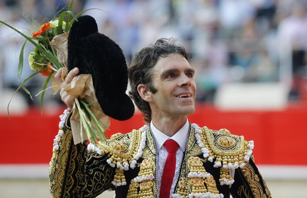 Spanish bullfighter Jose Tomas salutes the crowd during the last bullfight at La Monumental bullring in central Barcelona Sept 25, 2011. Fans mourn, opponents celebrate last bullfight