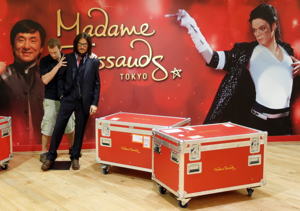 An artist carries a wax figure of actor Johnny Depp during a photo opportunity, a day before the opening of Madame Tussauds' Japan exhibition in Tokyo, Sept 27, 2011. Madame Tussauds exhibition opens in Japan