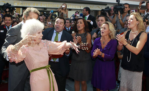 Spain's Duchess of Alba Cayetana Fitz-James Stuart y Silva (C) dances flamenco beside her husband Alfonso Diez and music group 'Siempre Asi' at the entrance of Las Duenas Palace after their wedding in Seville October 5, 2011. Spain enthralled by wedding of 85-year-old duchess