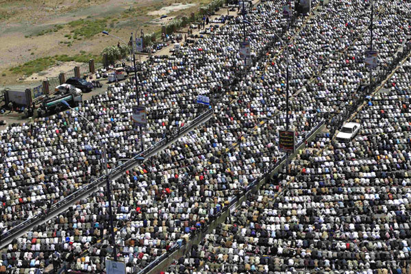 Anti-government protesters perform the weekly Friday prayers during a rally to demand the ouster of Yemen's President Ali Abdullah Saleh in Sanaa Oct 14, 2011. Protesters demand ouster of Yemen's president