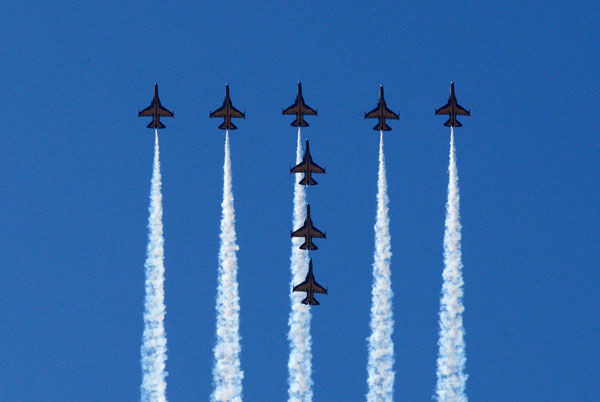 Airplanes perform during the 2011 Seoul International Aerospace and Defense Exhibition in Seongnam, Oct 18, 2011. Seoul int'l air show kicks off