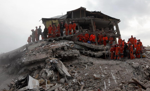 Rescue workers work to save people trapped under debris after an earthquake in Ercis, near the eastern Turkish city of Van, October 26, 2011. Death toll in Turkish earthquake rises to 534
