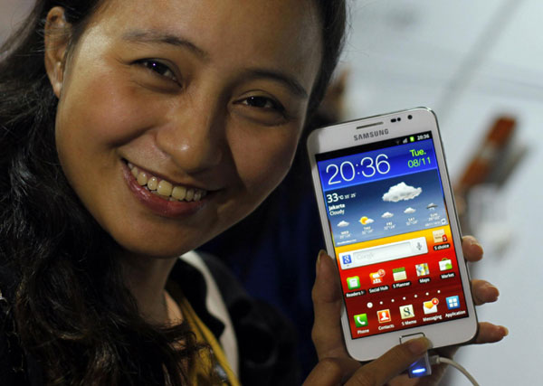 A promoter displays a Samsung Note android phone during its launch in Jakarta Nov 8, 2011. New Samsung android phone shown
