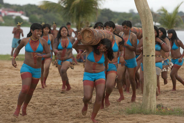 Native Brazilians from the Gaviao tribe compete in a relay race carrying tree trunks during the Indigenous Nations Games in Porto Nacional, in the Amazonian state of Tocantins, November 9, 2011. Some 1,300 members of different ethnic groups from around Brazil are competing in the event that lasts through November 12.[Photo/Agencies Brazil's Indigenous National Games