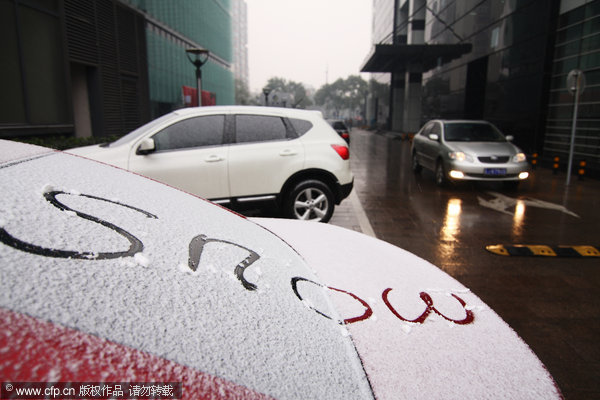 Season's first snow falls in Beijing