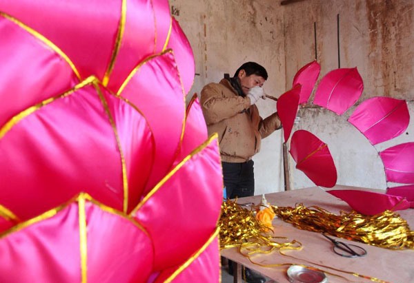 People prepare lanterns for New Year in E China