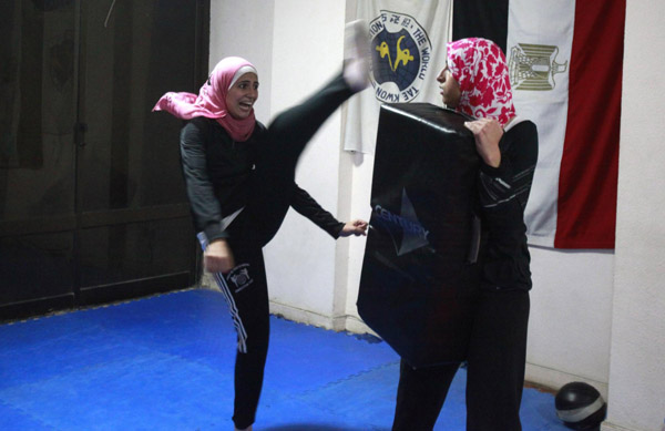 Cairo women take up self-defence class Cairo women take up self-defence class