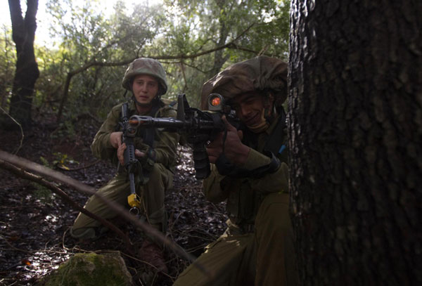 Israeli soldiers simulate battle conditions