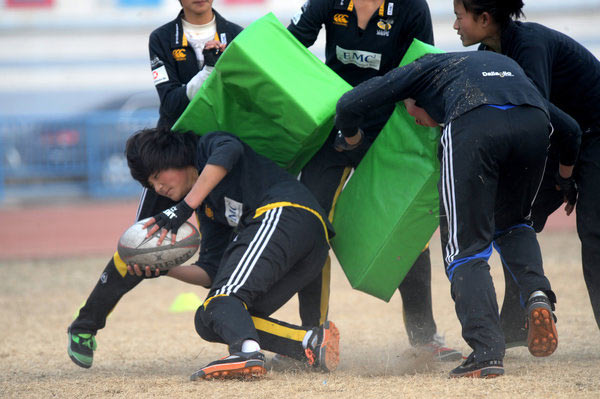 Rugby players practice in Xuzhou city, East China's Jiangsu province on Feb 21, 2012. Female rugby team trains for '14 Youth Olympics