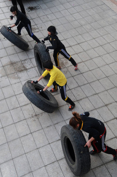 Rugby players practice in Xuzhou city, East China's Jiangsu province on Feb 21, 2012.[ Female rugby team trains for '14 Youth Olympics