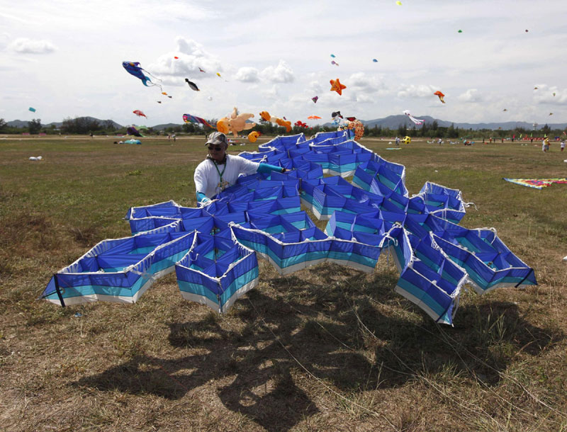 Italy's Proietti Giahhi holds his kite during the Cha-Am International Kite Festival at the Thai resort beach town of Cha-Am, 160 km (99 miles) southwest of Bangkok, March 10, 2012. Kite festival kicks off in Thailand