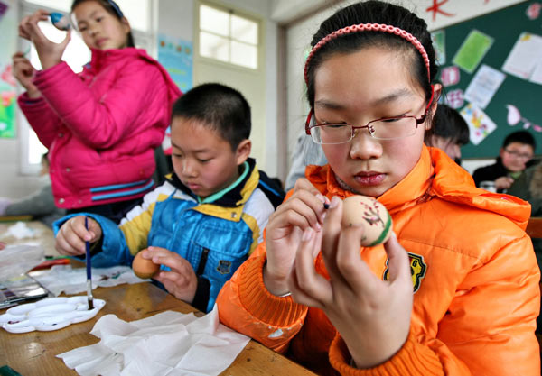 Painting eggs for Qingming Festival