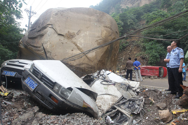 3 injured, 5 cars crushed by falling rocks
