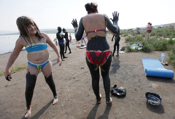 Russians enjoy black mud carnival