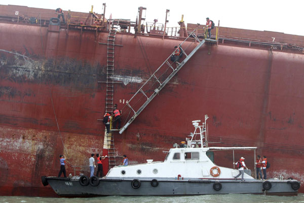 Typhoon Bolaven damages ship in Sacheon