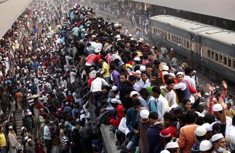 Commuters ride on the roof of a train as they come back to the city after attending the final prayer of Biswa Ijtema in Dhaka Jan 20, 2013. So you think Spring Festival travel is bad?