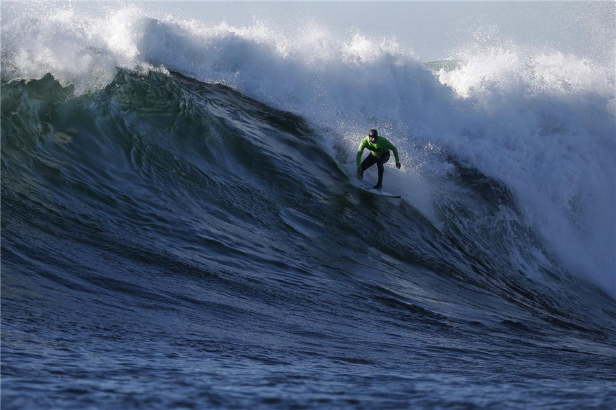 Surfing competition held in Calif.