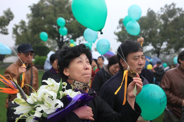 Parents who lost a child hold a ceremony to pray for their only child in Shanghai, March 24, as Tomb Sweeping Day draws near Solemn prayers for lost children