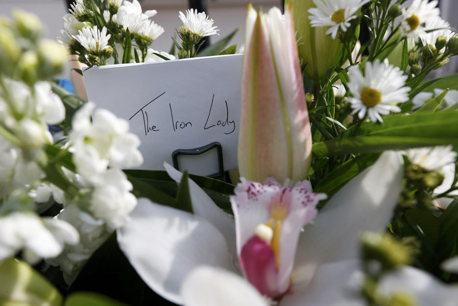 Flowers and a note reading 'The Iron Lady' are seen outside the home of former British prime minister Margaret Thatcher after her death was announced in London April 8, 2013. UK mourns death of 'Iron Lady' Thatcher
