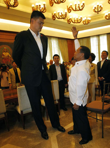 Philippines' Vice-President Jejomar Binay (R) gestures as he talks to visiting former National Basketball Association (NBA) player and owner of the Shanghai Dongfang Sharks Yao Ming, during a visit to the Coconut Palace in Manila May 6, 2013. Yao Ming and Shanghai Sharks on friendly visit in Manila