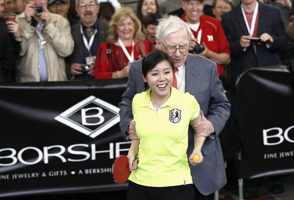 Buffett, Bill Gates play table tennis at annual shareholder meeting