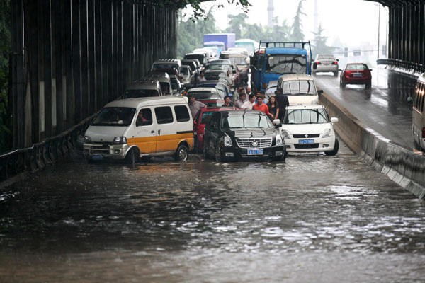 Torrential rain hits E China, slowing traffic