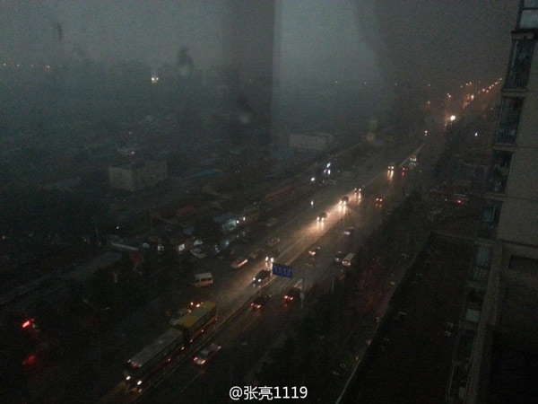 Thunder storm hits Beijing, darkening the sky