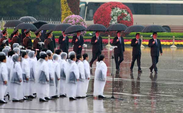 Honoring heroes at Tian'anmen Square