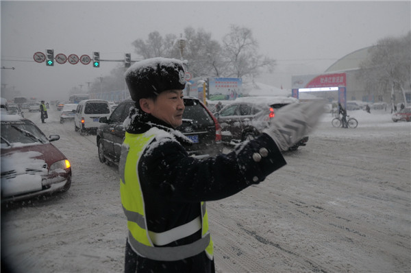 In photos: NE China blanketed by heavy snow