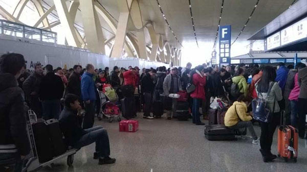 Thousands strand at Kunming airport