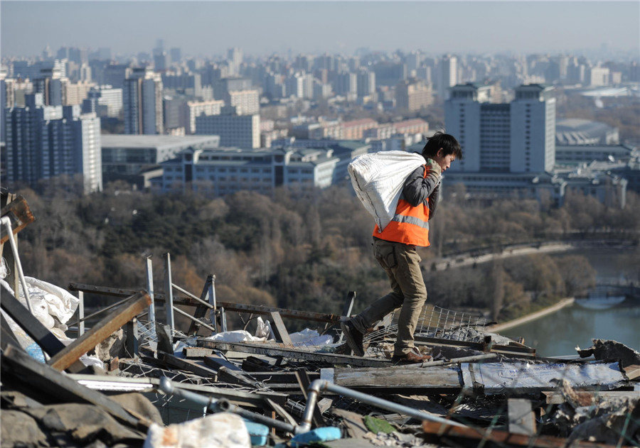 Biggest illegal rooftop villa in Beijing dismantled
