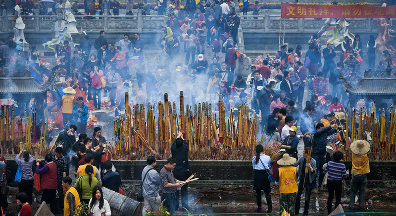 Tradition draws 100,000 to temple for blessed food