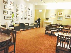 深圳女子撿2億元鉆石 原地等2小時(shí)歸還失主(圖)