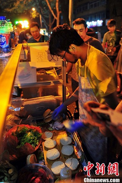 老外現身沈陽夜市練攤賣漢堡 可加微博微信聊天(圖)