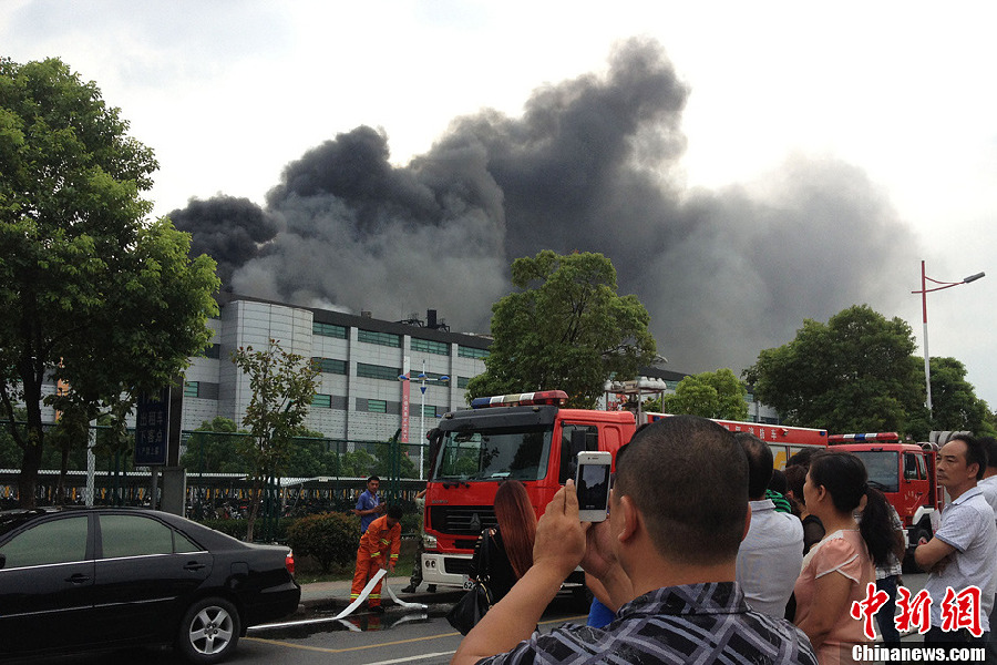 無錫一韓資企業突發火災 黑煙蔓延數公里