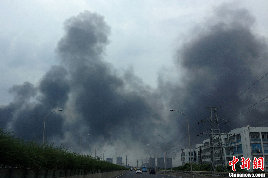 無錫一韓資企業突發火災 黑煙蔓延數公里
