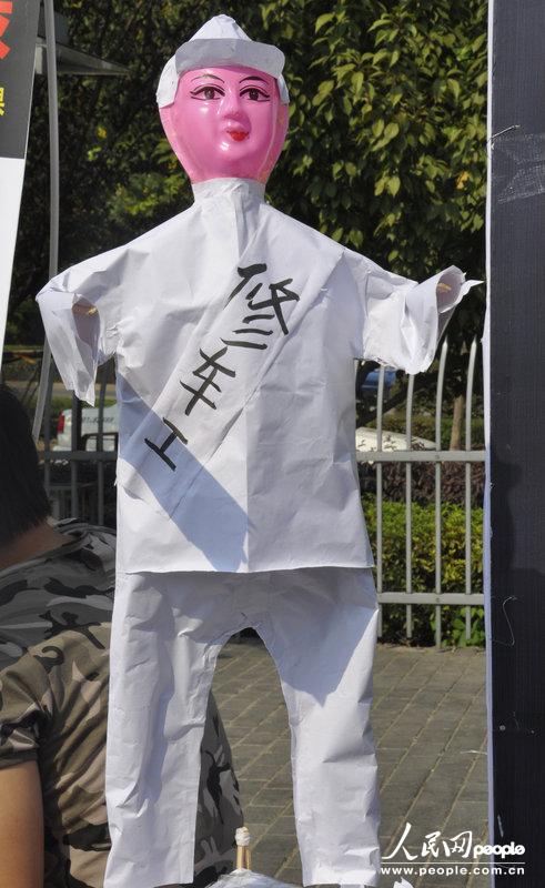 保時捷自動熄火釀事故 車主為其辦“葬禮”維權