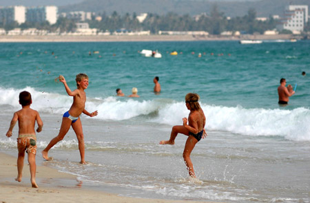 Holidaymakers enjoy sunshine in Sanya