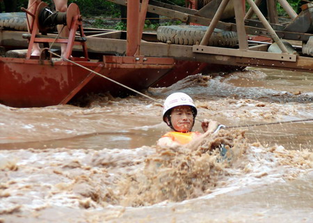 Rescue work continues for mudslide victims in Yunnan