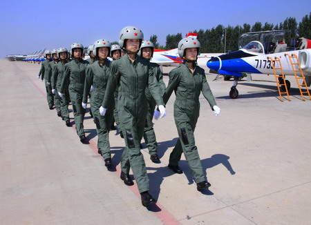 First Chinese female fighter pilots get new suits