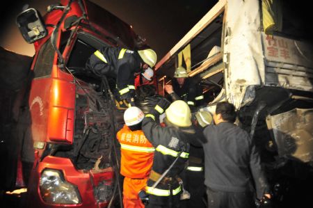 Highway pileup kills 7, injures 14 in C China