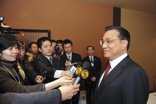 Chinese Vice Premier Li Keqiang (R) talks to journalists as he attends the annual meeting of the World Economic Forum (WEF) in Davos, Switzerland, Jan. 28, 2010. (Xinhua/Xie Huanchi) Vice premier's Switzerland trip fruitful