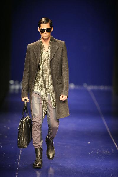 Versace's autumn/winter fashion show held in Dalian