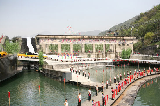 Water Festival flows from Dujiang Dam Water Festival flows from Dujiangyan Dam