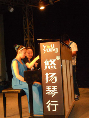 Ding Ziying (left) and her mother Lan Li during her solo piano performance held in Chengdu, Sichuan province, on May 5, 2012. A mum's love for autistic daughter