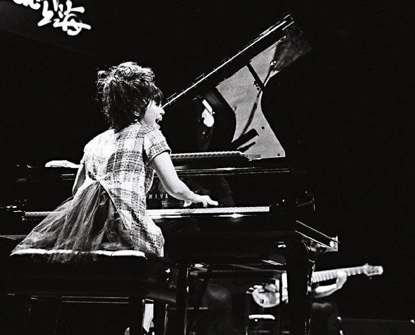 Virtuoso Japanese pianist Hiromi Uehara performed in China's commercial hub for the first time in eight years Wednesday night. Hiromi shines in Shanghai