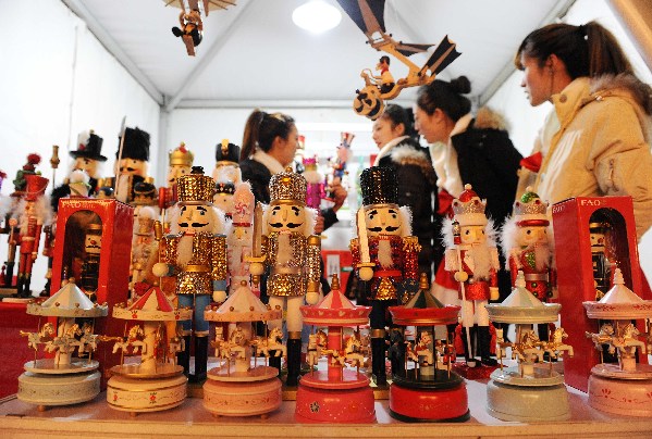 CHINA-SHANGHAI-CHRISTMAS MARKET-OPENING (CN)