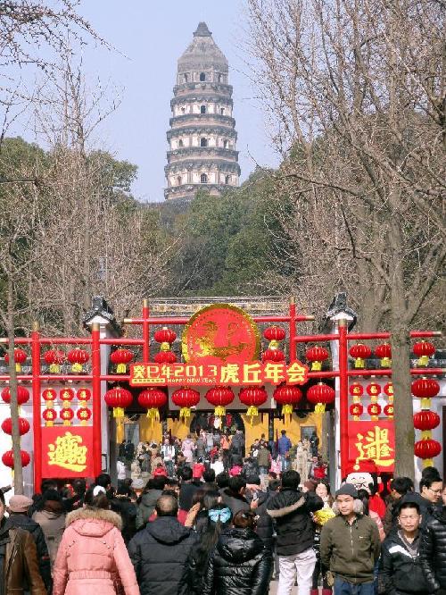Number of tourists in Spring Festival holiday top 203 mln across China