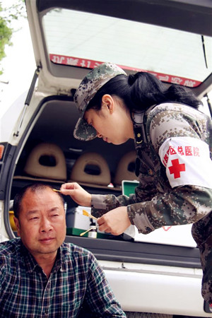 Female soldiers help out in quake-hit Taiping